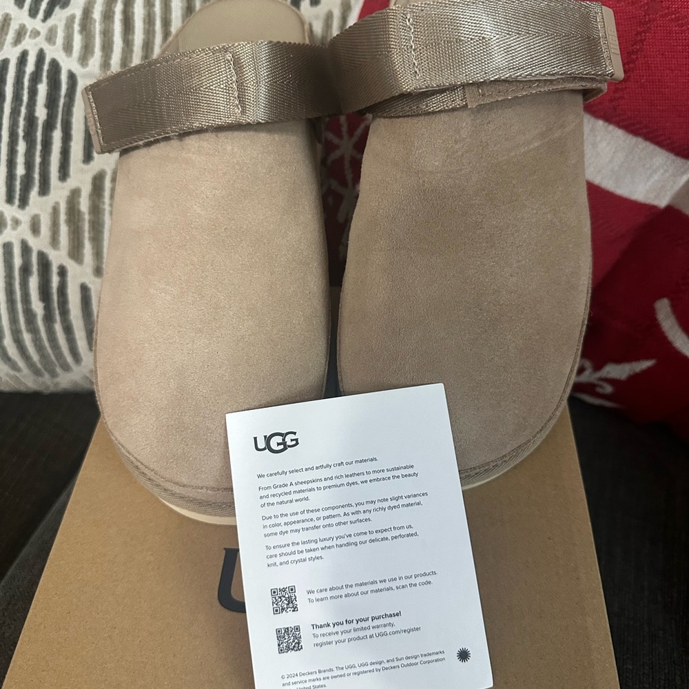 UGG Sand clogs golden star tan color NWT